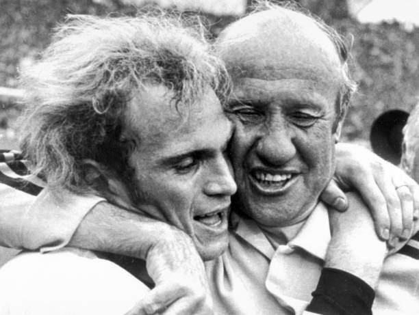 足球迷必知：第一届世界杯的举办年份是？